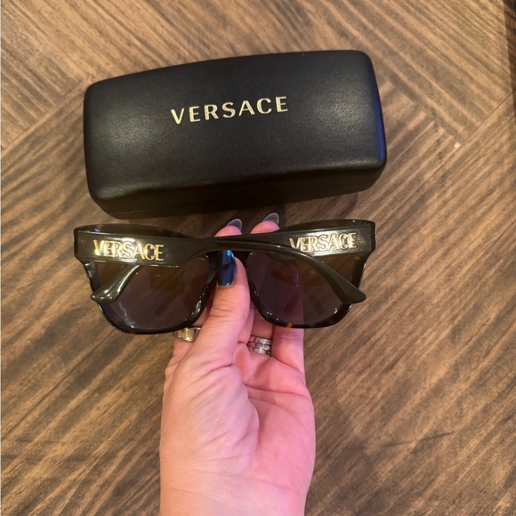 Versace cat eye tortoise shell sunglasses - Picture 3 of 5